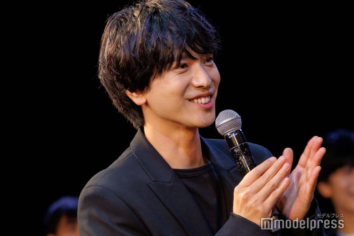 黒羽麻璃央(C)モデルプレス