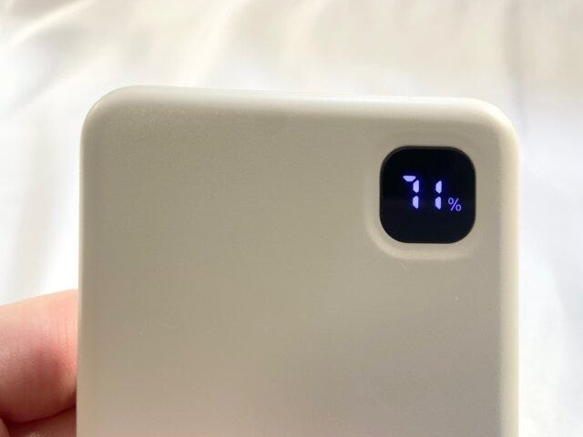 3COINS　《スマホ1回分》モバイルバッテリー5000mAh　残量がパーセント表示