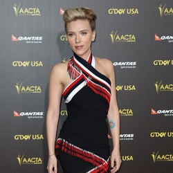 スカーレット・ヨハンソン、挑発バストで表紙に登場