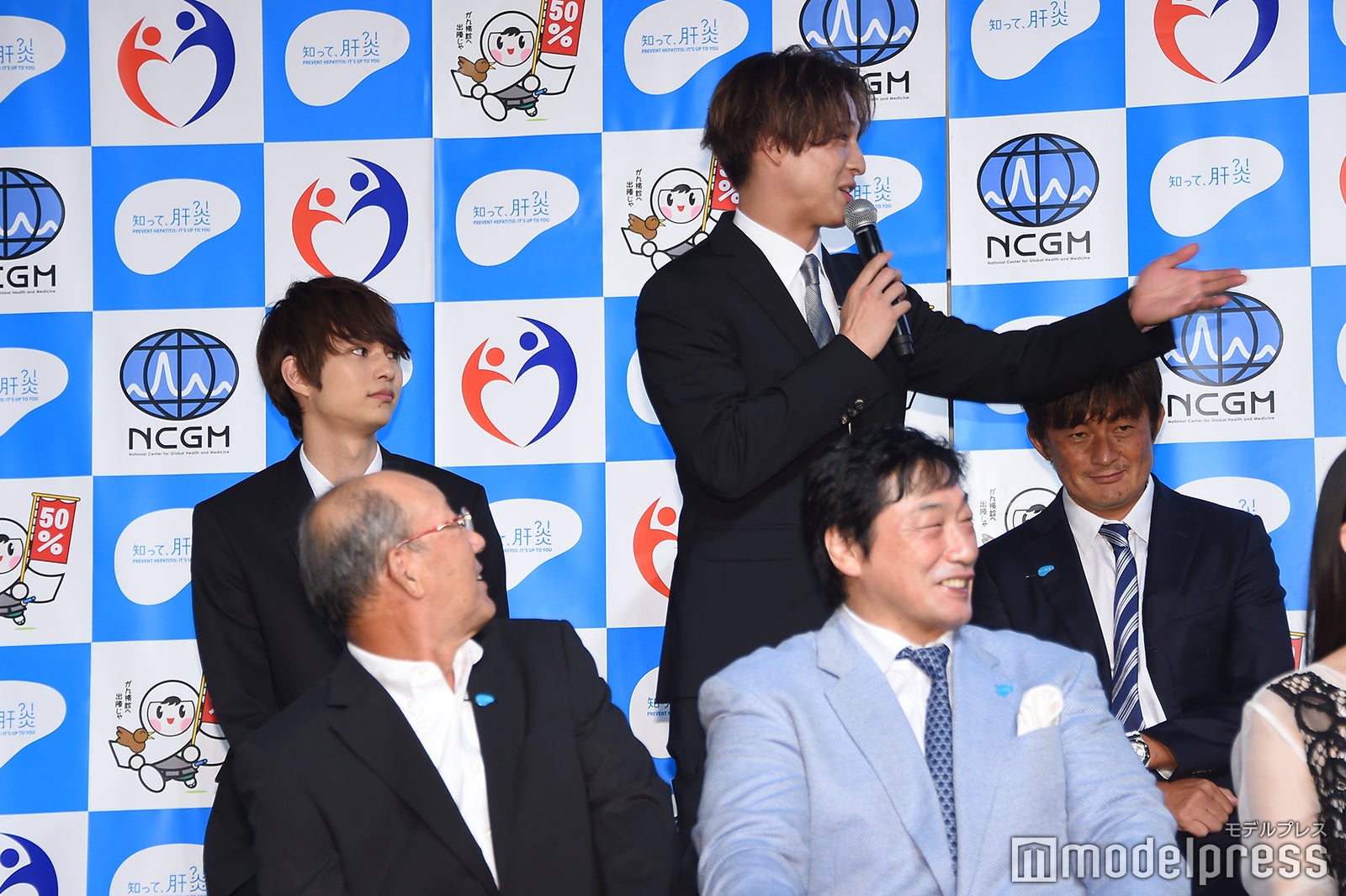 突然話題をふられ焦るシュネル（C）モデルプレス