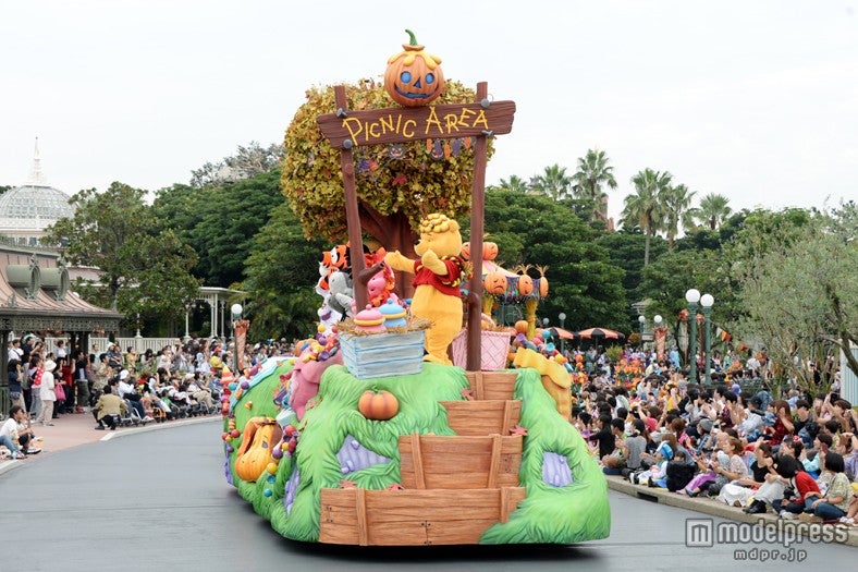 「ハッピーハロウィーンハーベスト」くまのプーさんと仲間たちのピクニック広場のフロート