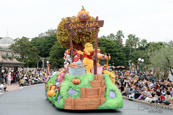 「ハッピーハロウィーンハーベスト」くまのプーさんと仲間たちのピクニック広場のフロート