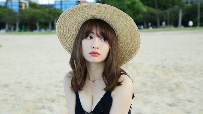 ハワイを訪れた小嶋陽菜(C)テレビ東京