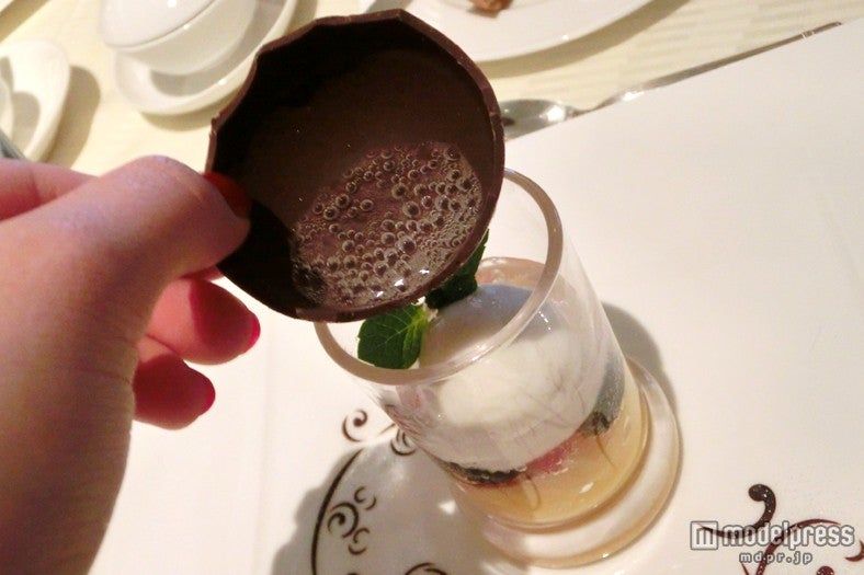 チョコを割ってカップに注ぎます