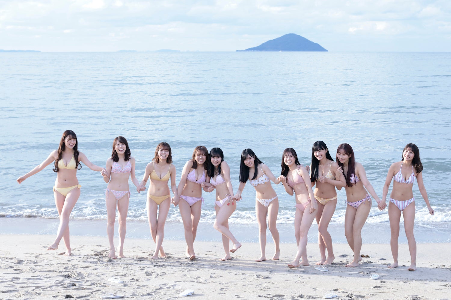 HKT48、美ボディ弾ける水着姿で集結　お正月らしさ満載カットも