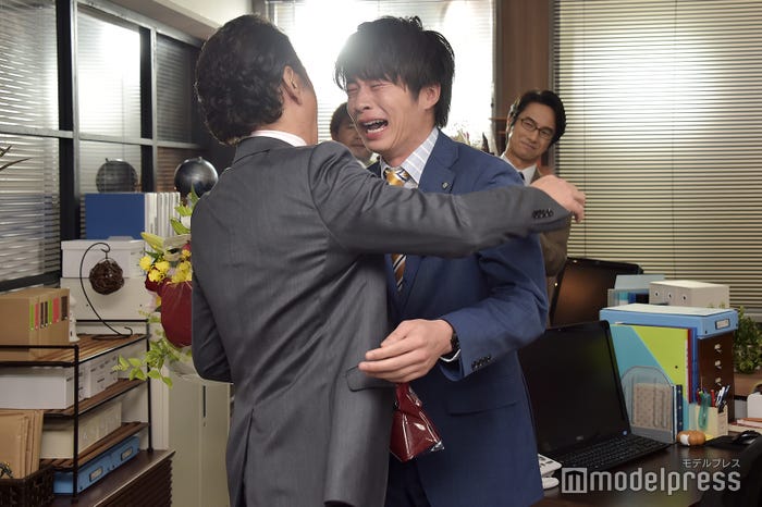 「あああ~…マジか…!」と涙をあふれさせる田中圭。(C)モデルプレス