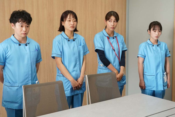 矢本悠馬、吉住、⽔野美紀、川栄李奈「となりのナースエイド」第1話より(C)日本テレビ