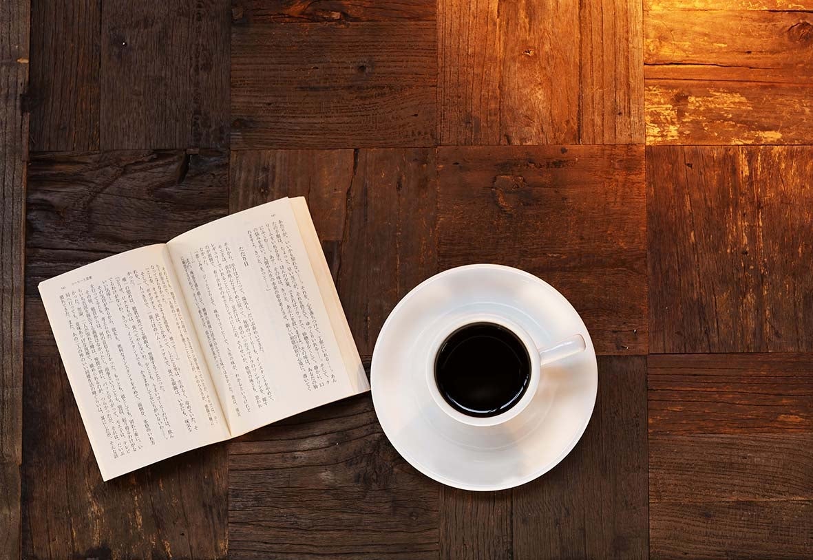 ドトール×本屋の新業態「本と珈琲梟書茶房」が池袋に　直感頼りの“シークレットブック”が2,000冊陳列