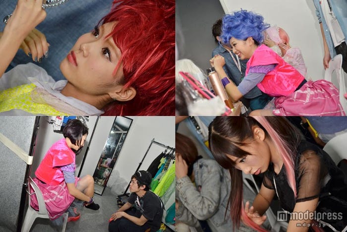 ショー直前、メイク中のモデルたち