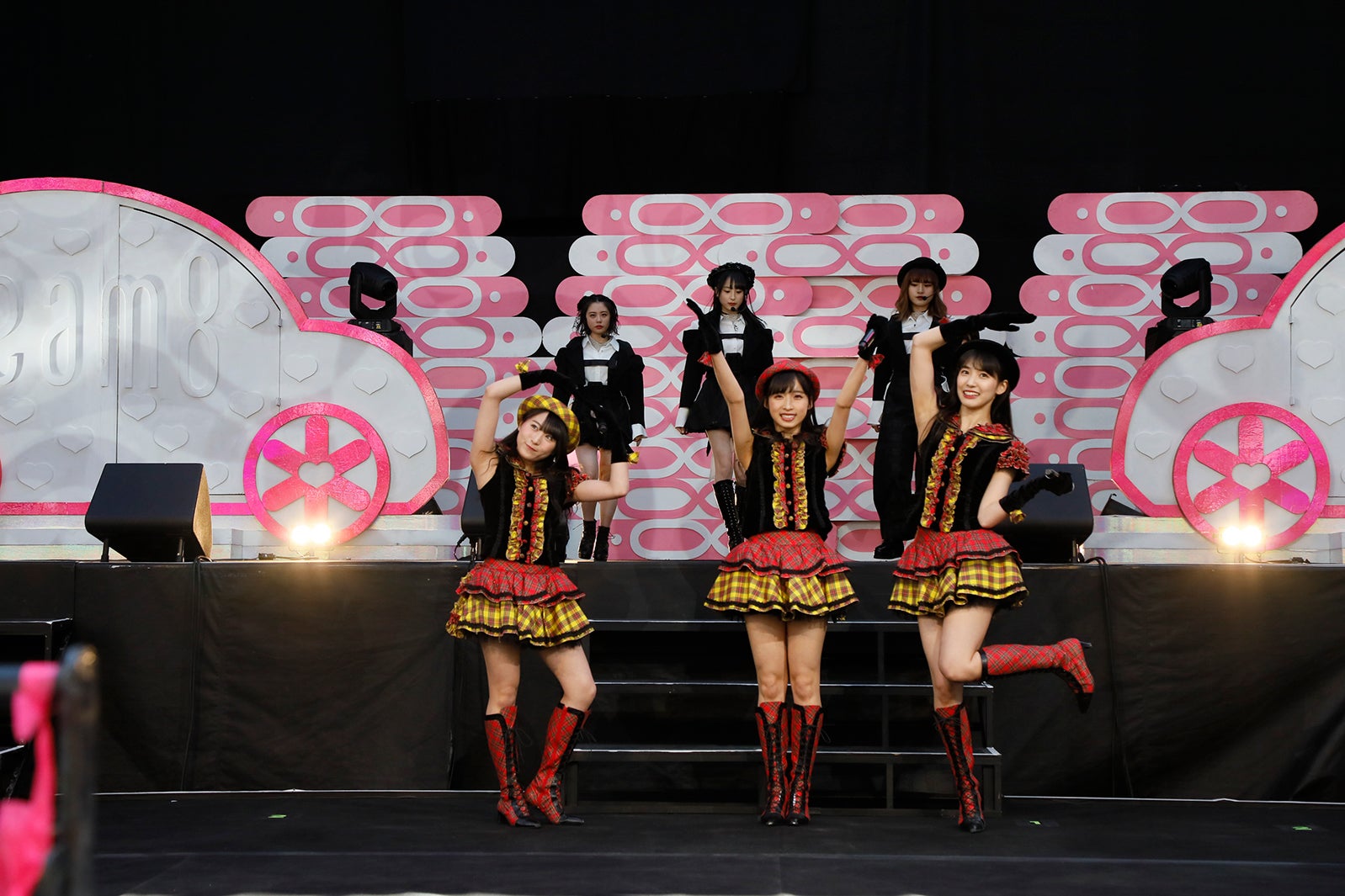 AKB48チーム8、サプライズ発表に歓喜 5周年ライブで涙のメンバー