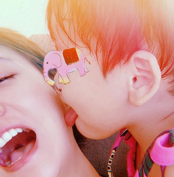 伊藤千晃、息子との“顔ベロ”2ショット披露 「微笑ましい」「ほっこり」と話題