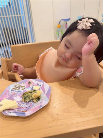 川崎希、次女・グーちゃんが"食べながらウトウト"…1歳2カ月の姿に反響「可愛すぎる」
