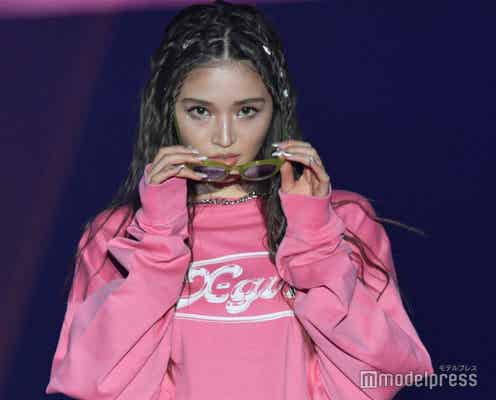 せいら、カラーサングラス×編み込みで“ギャル感”溢れる ビッグTから美脚もチラリ<TGC 和歌山 2023>