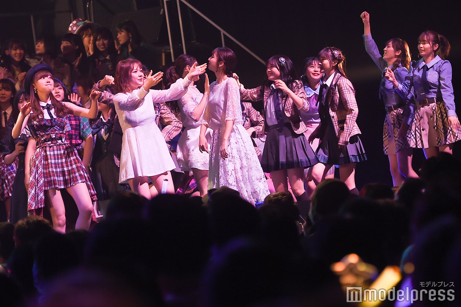 盛り上がるHKT48メンバーたち「AKB48グループリクエストアワー セットリストベスト100 2019」 （C）モデルプレス