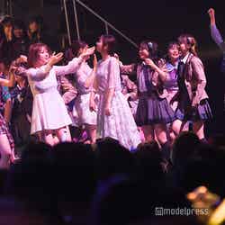 盛り上がるHKT48メンバーたち「AKB48グループリクエストアワー セットリストベスト100 2019」 （C）モデルプレス