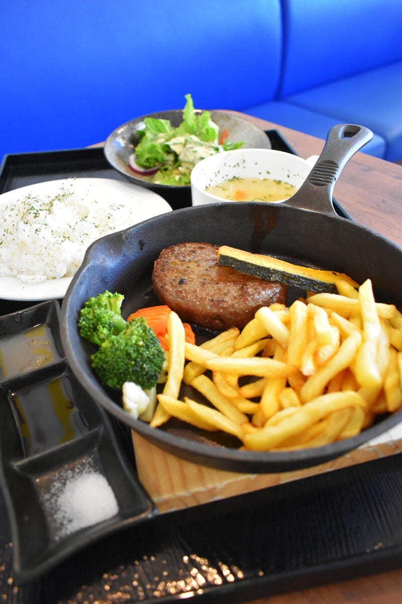 神奈川県相模原市「福よし」監修の、とろけるハンバーグプレート 1650円