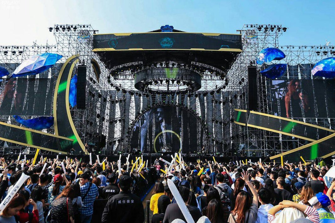 ライブの様子（写真提供：avex）