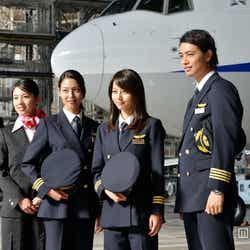 (左から)岩城滉一、桜庭ななみ、相武紗季、堀北真希、斎藤工、菜々緒