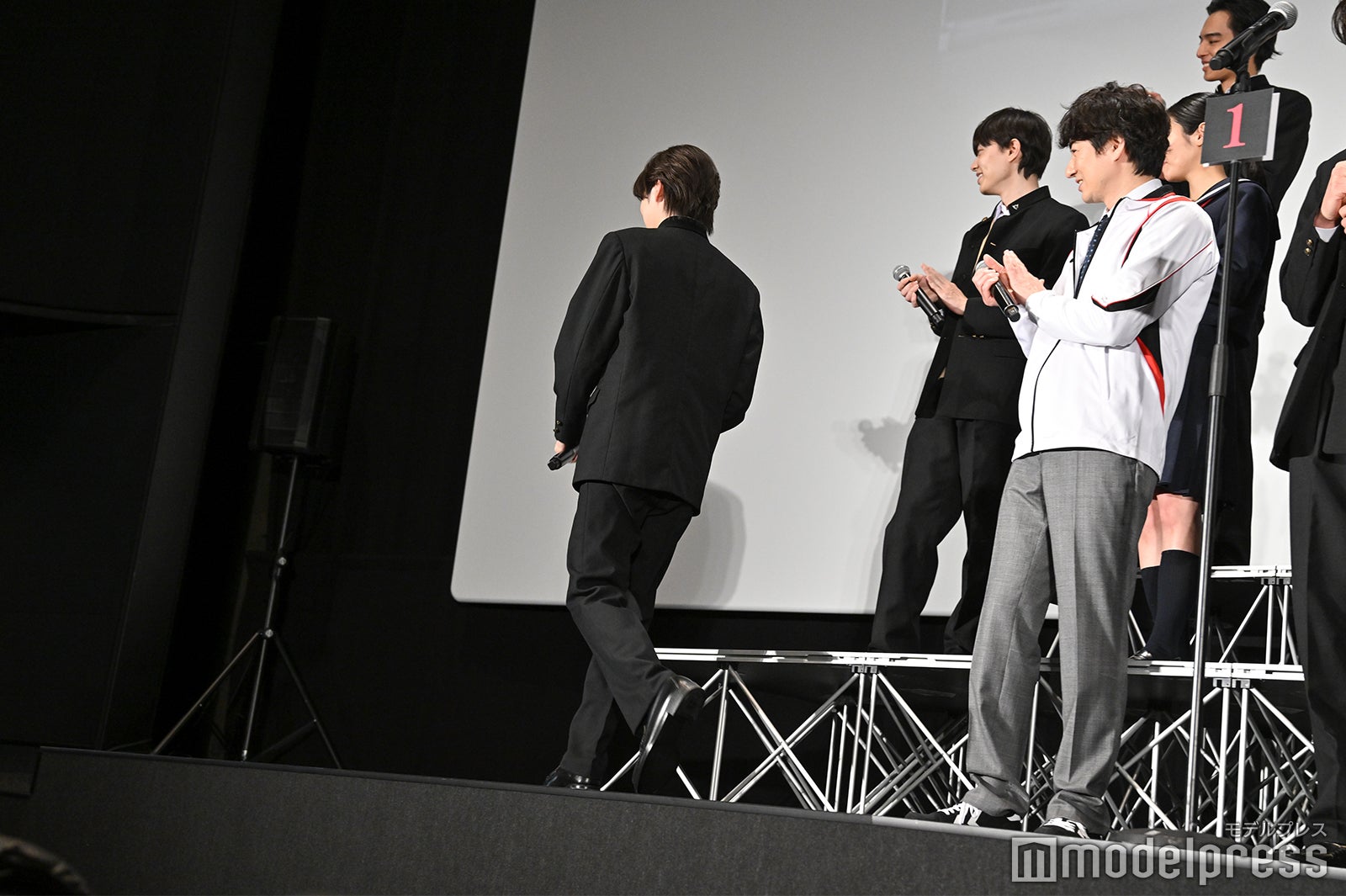 退場する吉野北斗（C）モデルプレス