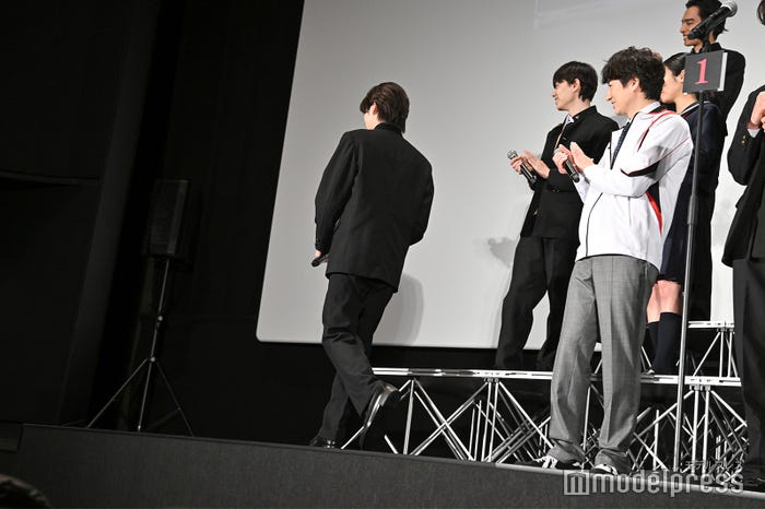 退場する吉野北斗(C)モデルプレス