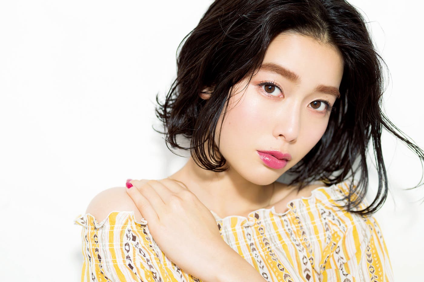 使用色「インテグレート ニュアンスアイブローマスカラ BR671 モカブラウン」「インテグレート ワイドルックアイズ OR275」(モデル:吉倉あおい)/画像提供:主婦の友社