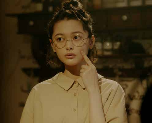 玉城ティナ、すっぴんメガネの地味少女から美女に変身 愛する“ハリネズミ”との共演も