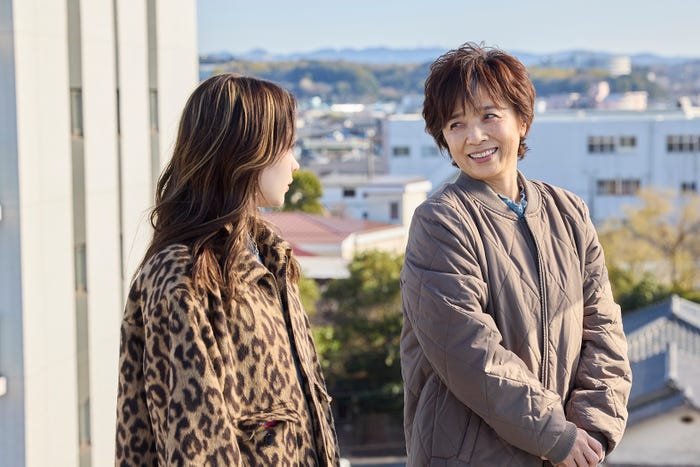 畑芽育、榊原郁恵「エラー」第1話(C)ABCテレビ