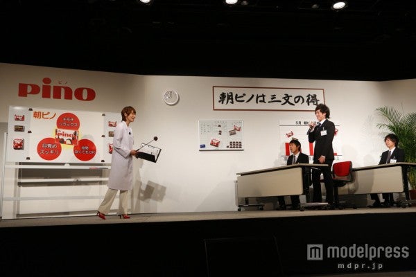 （左）眞鍋かをり