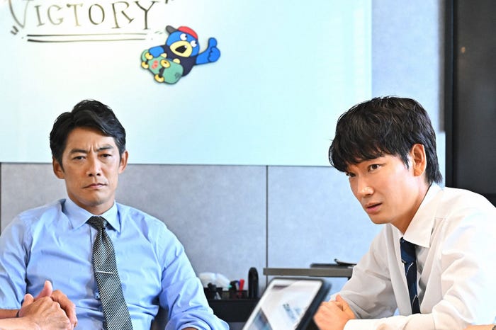 反町隆史、綾野剛/「オールドルーキー」第9話より(C)TBS