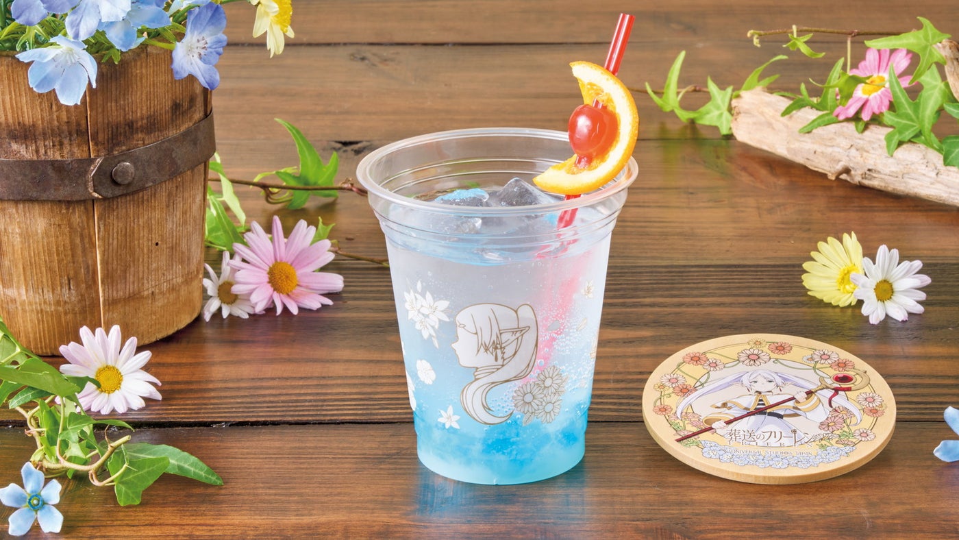 花香る フリーレンのホワイトソーダ（フリーレンコースター付き）／画像提供：ユニバーサル・スタジオ・ジャパン