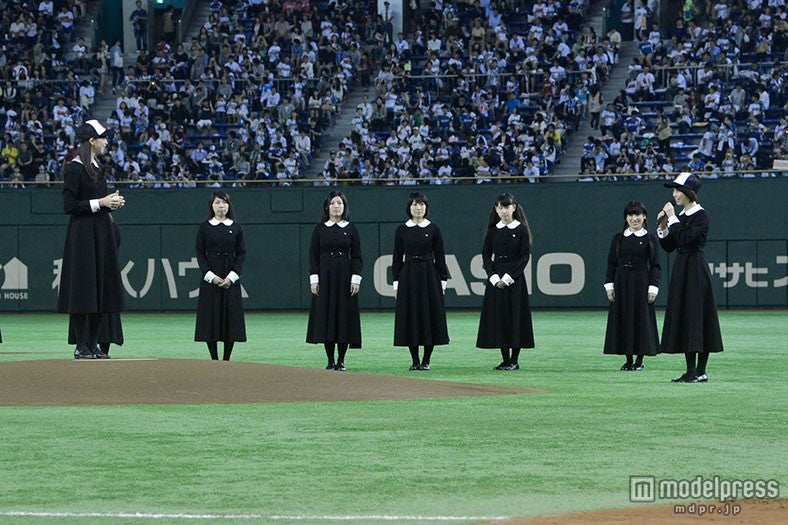 中条あやみ（左）にエールを送る森川葵（右）