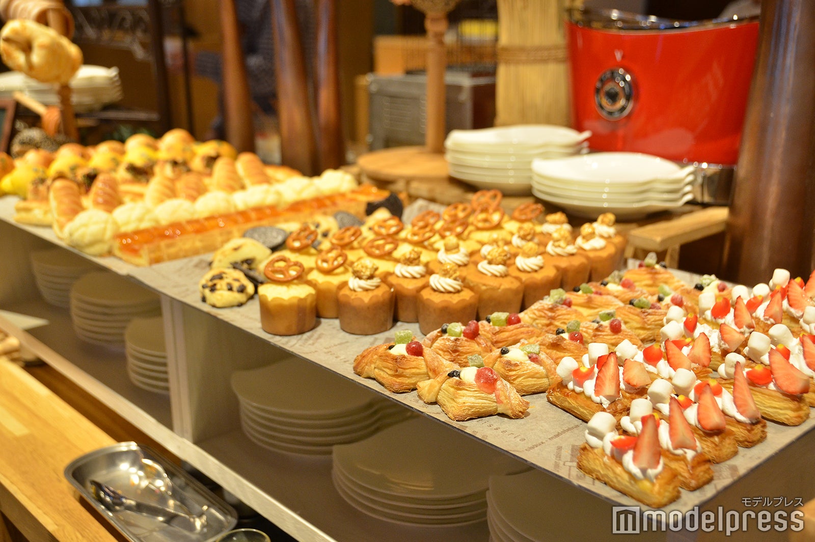 まるでケーキ屋のようなパンコーナー （C）モデルプレス