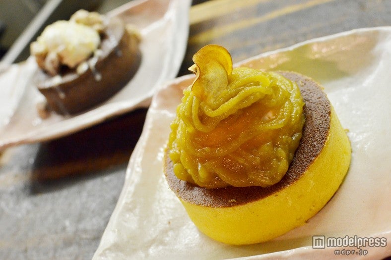 （写真手前）「鹿児島産安納芋 モンブラン仕立て」など和素材のパンケーキも