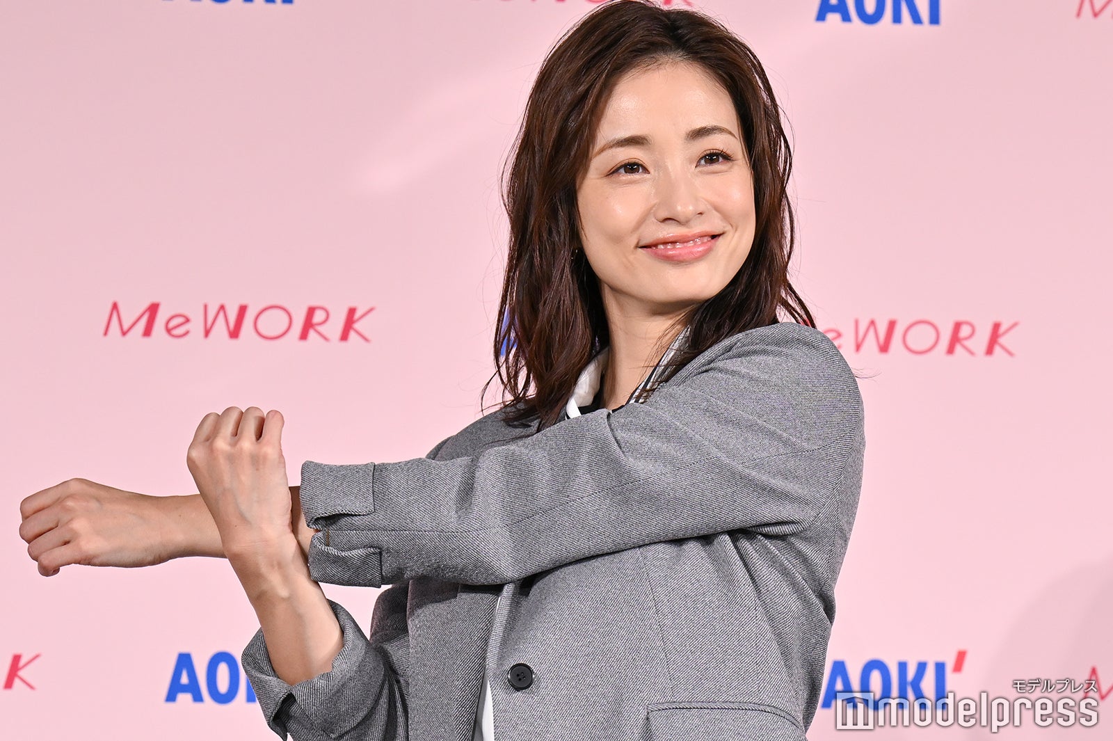 ストレッチ体験する上戸彩（C）モデルプレス