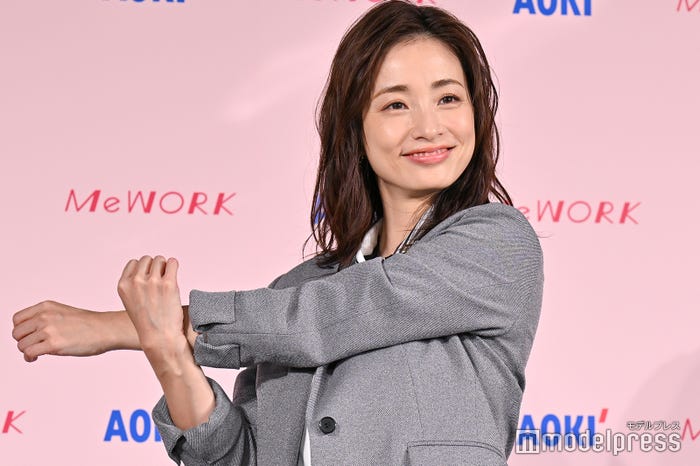 ストレッチ体験する上戸彩(C)モデルプレス