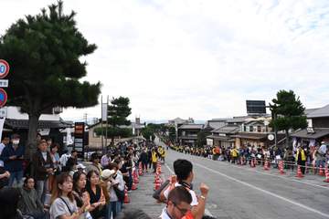 出雲駅伝中継で人気芸人が沿道で大映し「僕の短距離より速かった」生で見た選手の走りにあ然