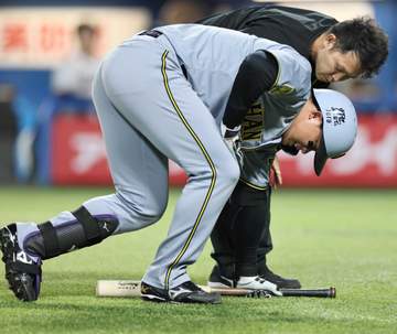 1番・近本離脱の阪神に試練 首位陥落＆2番・中野、3番・森下も負傷交代 代役福島は森下と痛恨“お見合い”