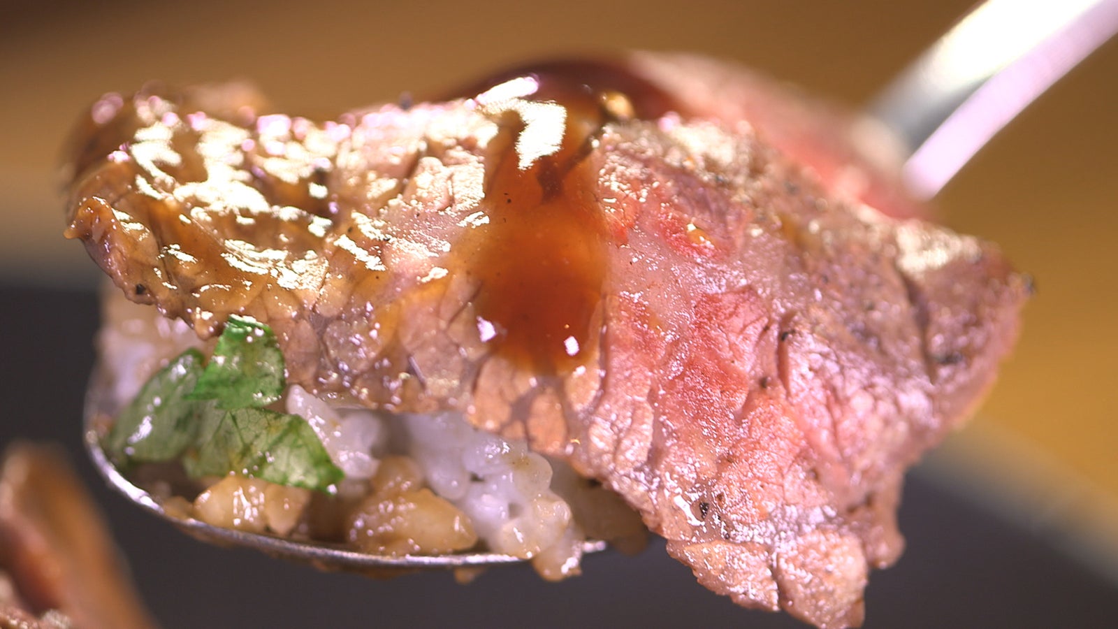 「佰食屋」のステーキ丼（画像提供：カンテレ）