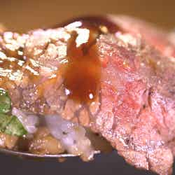 「佰食屋」のステーキ丼（画像提供：カンテレ）
