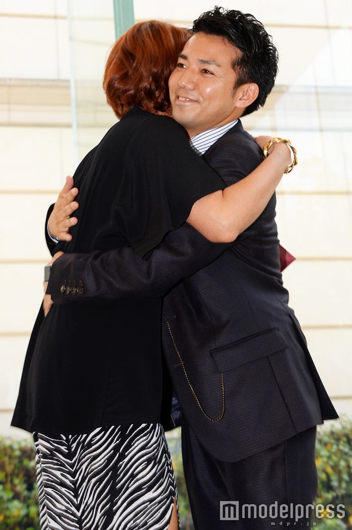 熱いハグも(C)モデルプレス