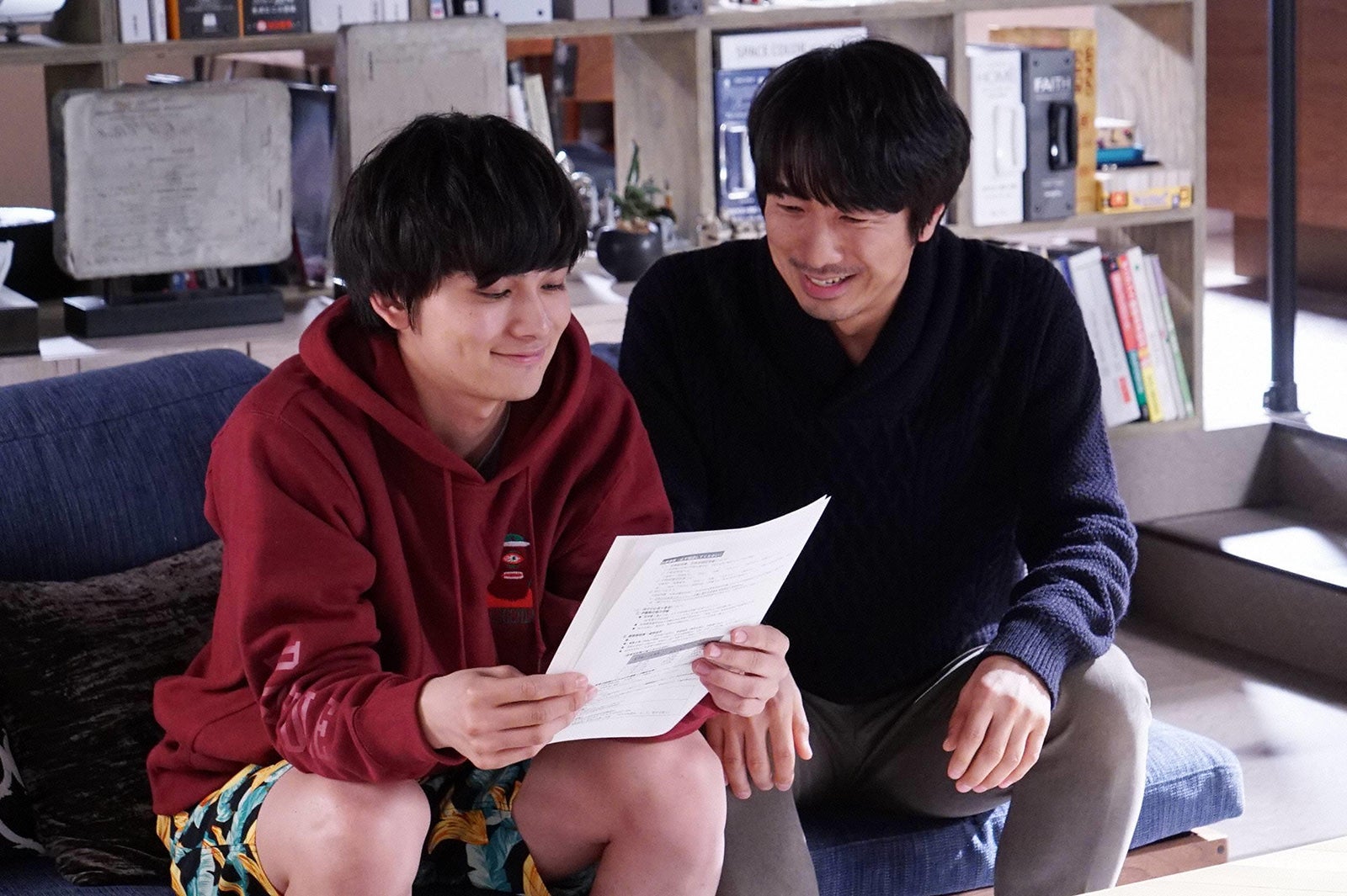 北村匠海、眞島秀和／「隣の家族は青く見える」最終話より（C）フジテレビ