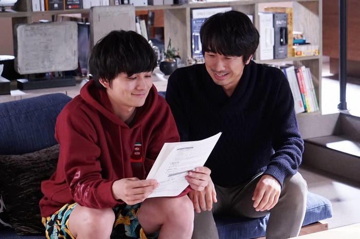 北村匠海、眞島秀和/「隣の家族は青く見える」最終話より(C)フジテレビ