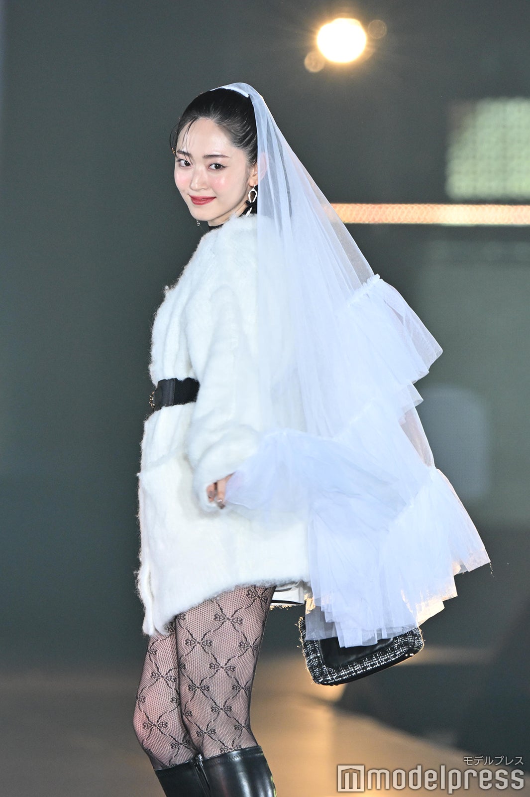 鈴木愛理、ベールがお似合い オーバーサイズニットからSEXY美脚 鈴木愛理、ベールがお似合い オーバーサイズニットからSEXY美脚