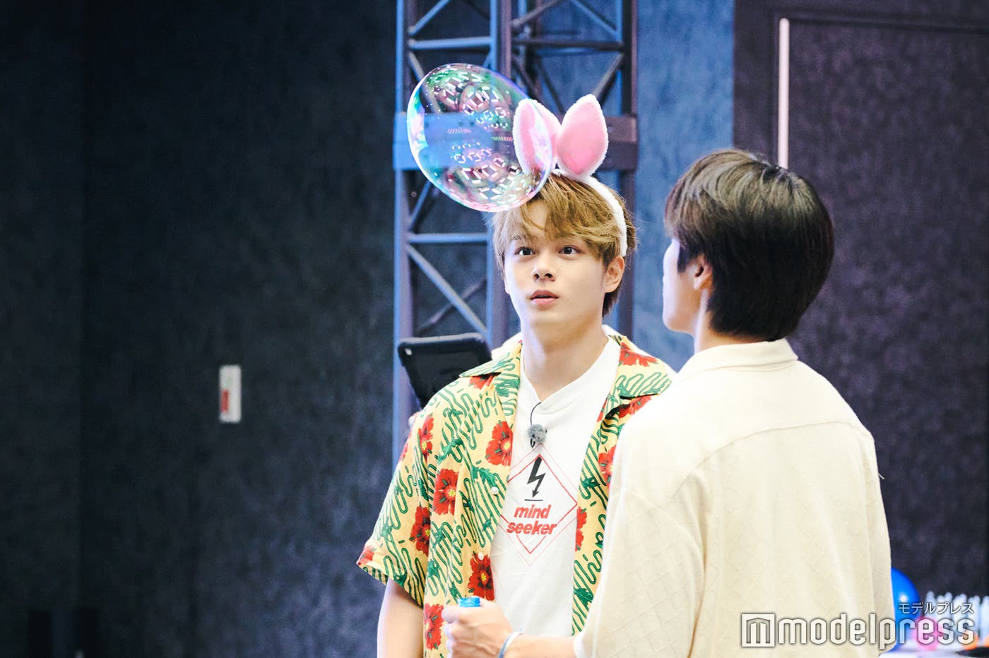 うさ耳をつけたままシャボン玉を見つめる鶴房(C)モデルプレス