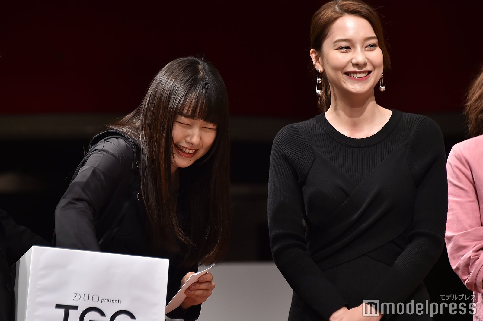 抽選する桜井日奈子、Niki （C）モデルプレス