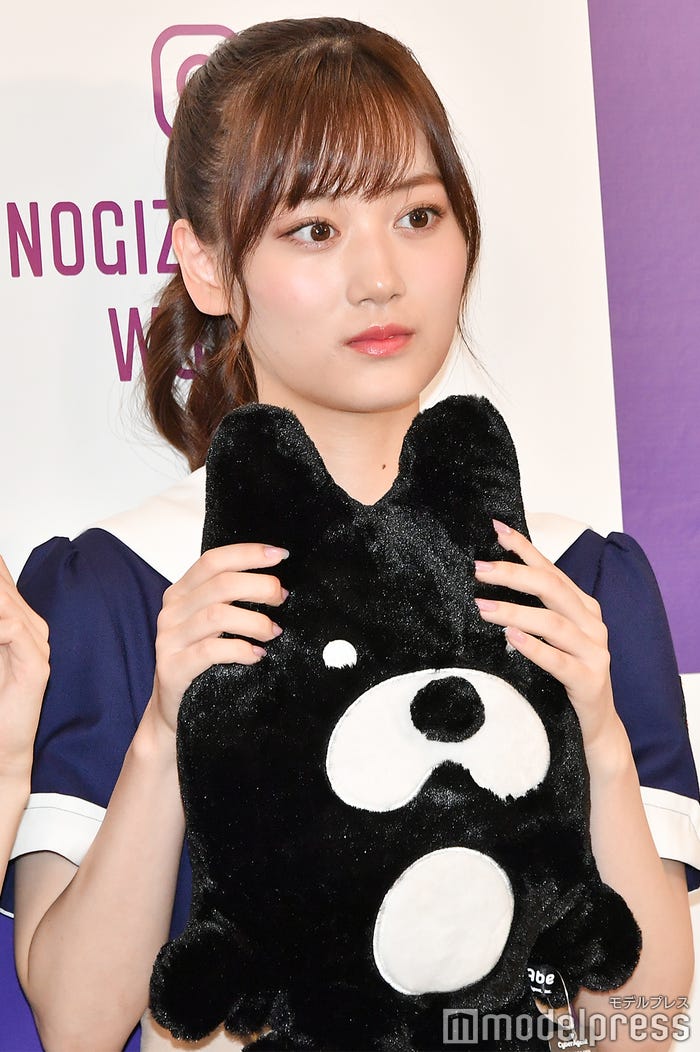 ぬいぐるみをもふもふする山下美月(C)モデルプレス