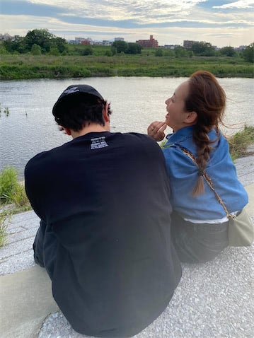 庄司智春＆藤本美貴、多摩川さんぽ 次女の「肩組んじゃいなよ」演出に家族爆笑