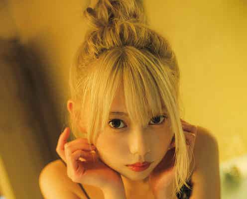 篠崎こころ、美谷間と上目遣いにドキッ