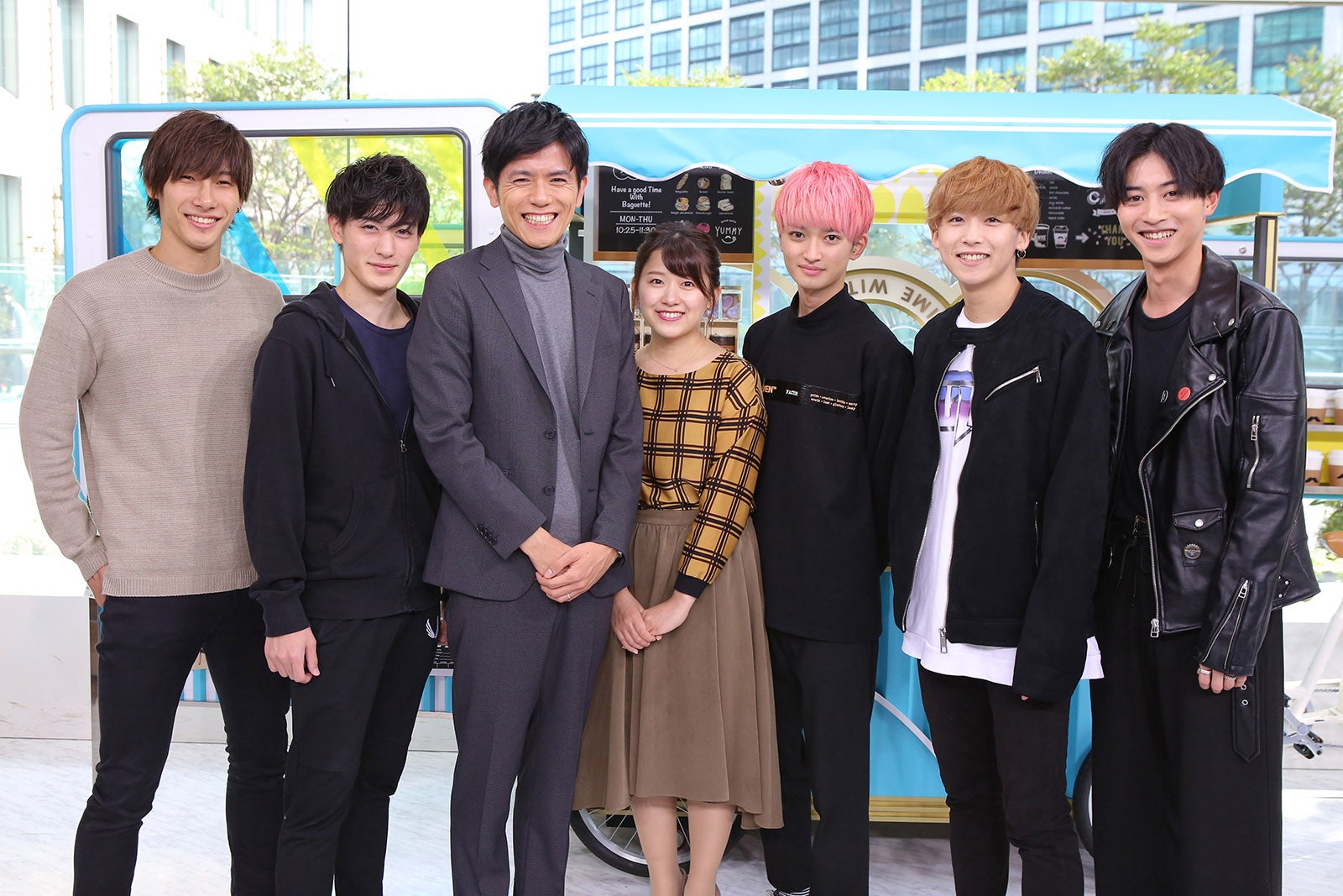 （左から）福井巴也、高橋奎仁、青木源太アナ、尾崎里紗アナ、石橋弘毅、富園力也、田淵累生（C）日本テレビ