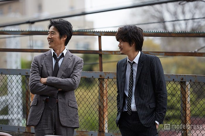 (左から)堤真一、綾野剛/「得ダネを追え!ドコモ光パック」篇